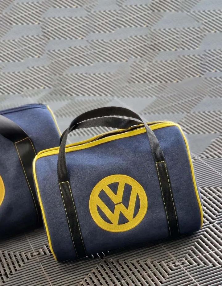 Sellier spécialisé en broderie et personnalisation d’objets.